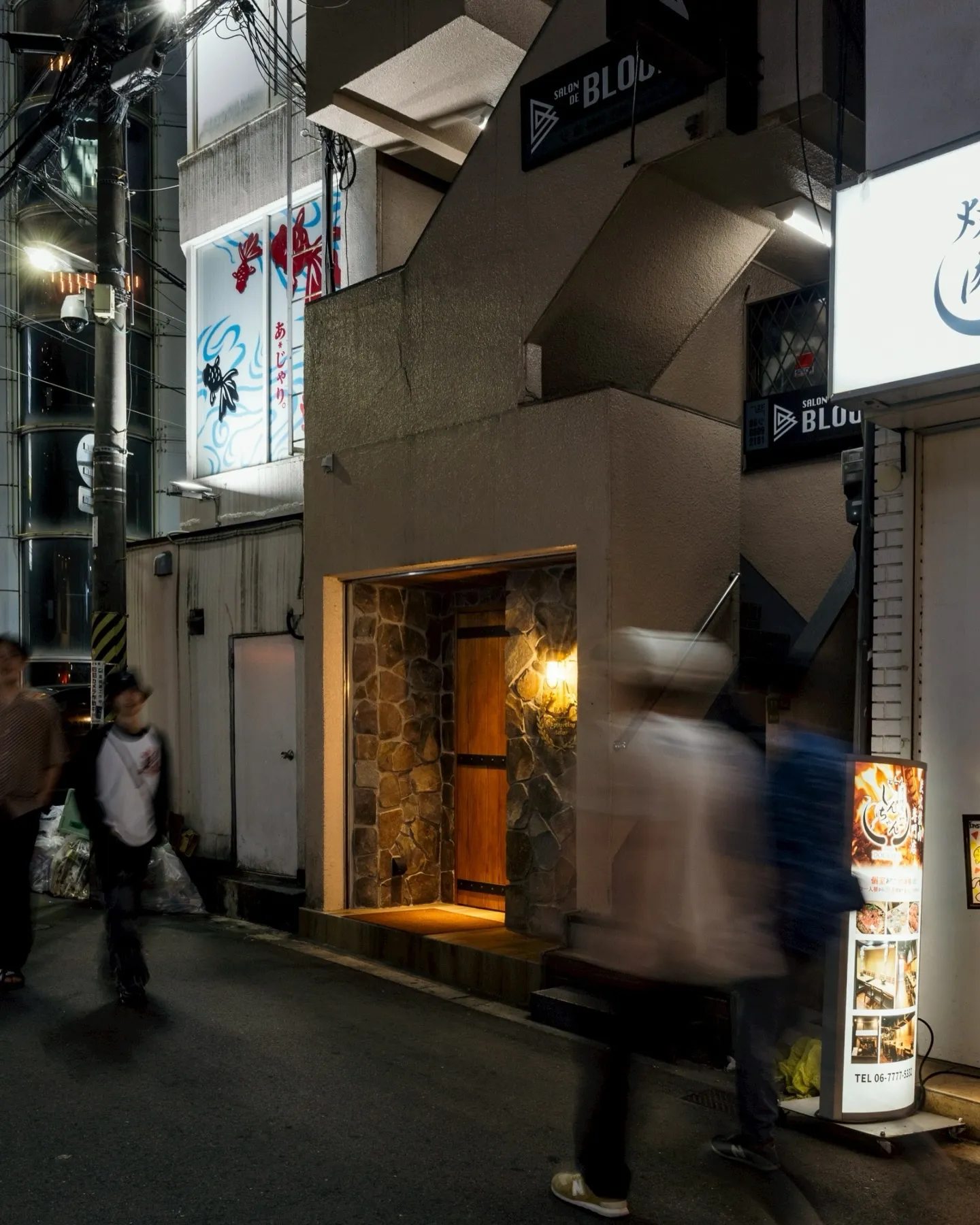 賑やかな街の喧騒を少し離れて、静かに佇む隠れ家バーへようこそ...